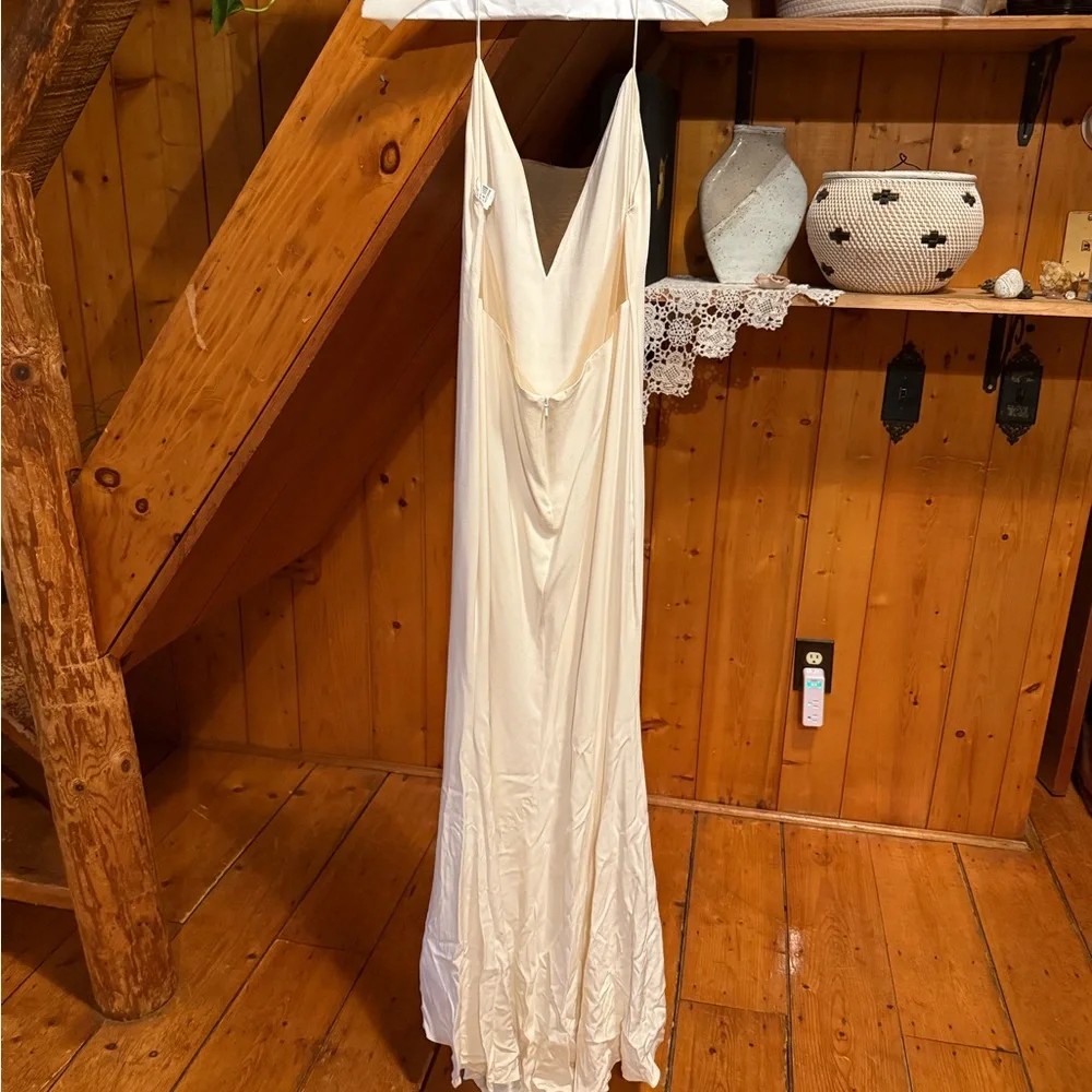 Elegant Cream Lace Wedding Dress - Picture 11 of 16